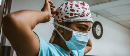 Las trabajadoras de la salud y el cuidado ganan hasta una cuarta parte menos que sus pares hombres