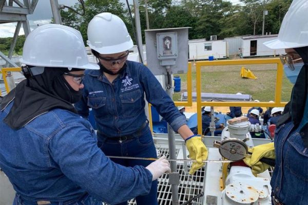 Participa en la revisión del manual de ropa para instructores